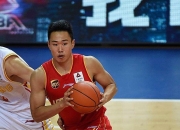 南宫体育-荷甲赛程吃紧；山东男篮赛前再遭质疑；管理层满意；年轻球员得到机会(荷甲赛程历史数据)