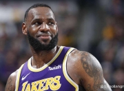 南宫体育-詹姆斯回归赛场，败北首场状态亮眼，TL观众沸腾！的简单介绍