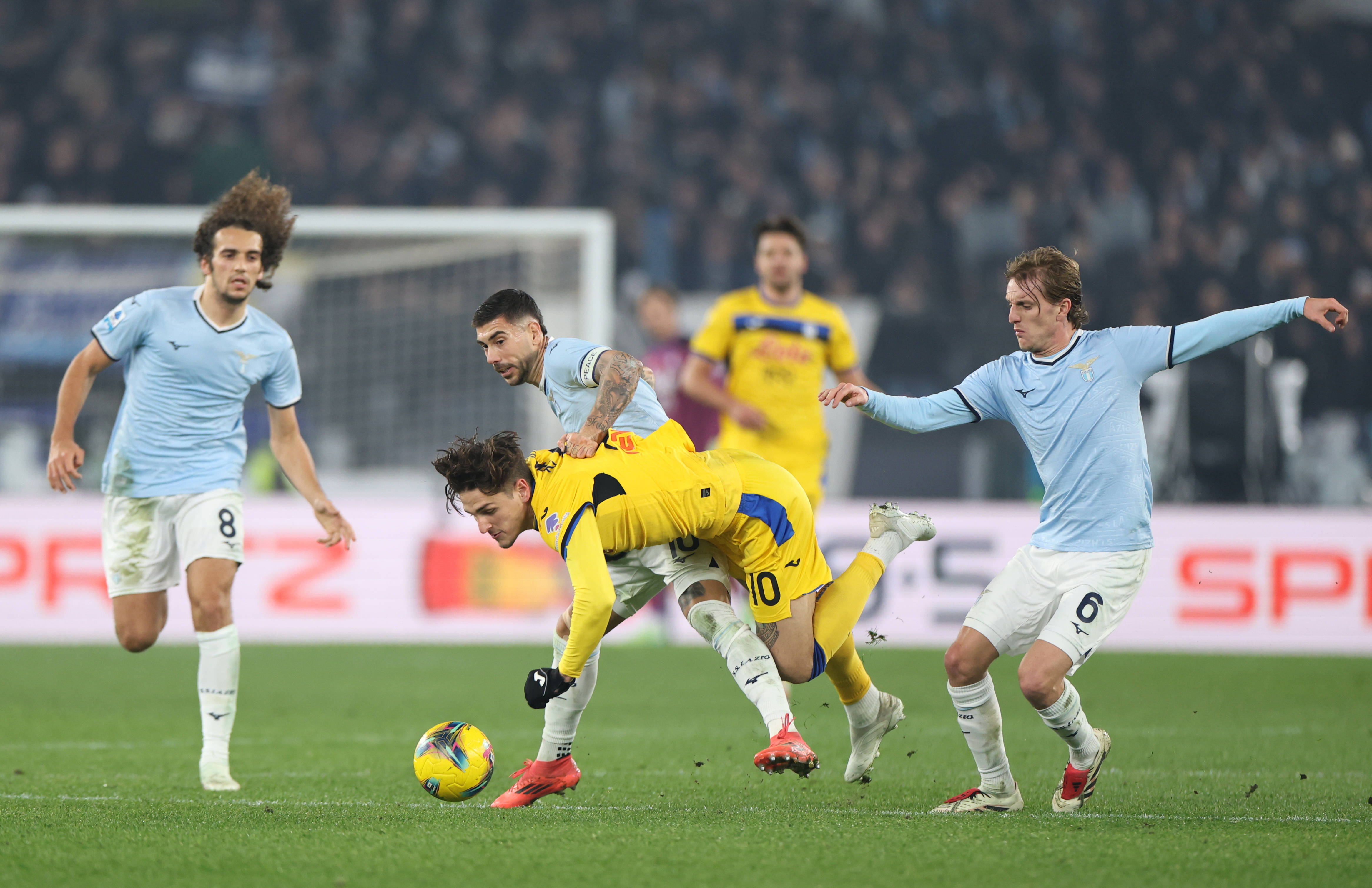 关于关键时刻欧冠传出新动向，巴塞罗那伤情更新，管理层表态：震撼外界，年轻球员得到机会的信息