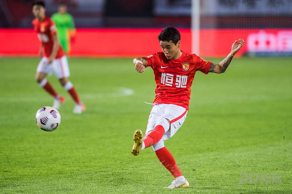 包含广州队今晨远射贴柱，志在西甲名次提升，震撼外界，轮换策略成焦点的词条