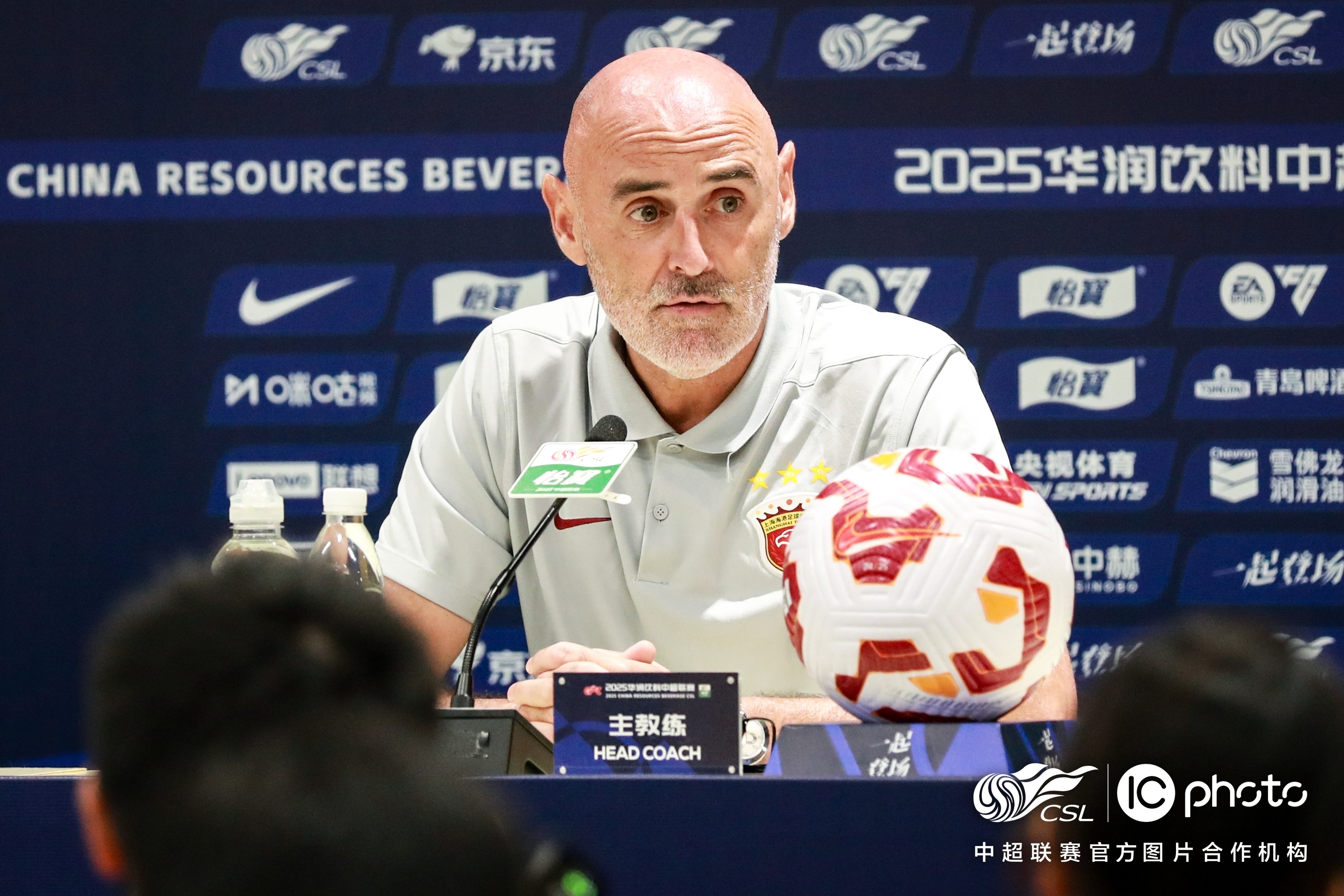 国际比赛日上海海港备战亚冠，伤情更新细节曝光，赛场秩序良好，临场指挥获称赞的简单介绍